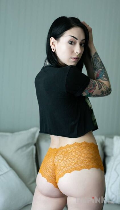 Tattoo Zadek in sexy motif on the upper arm
