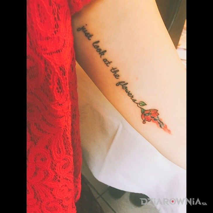 Tatuaż napis w motywie napisy na ramieniu