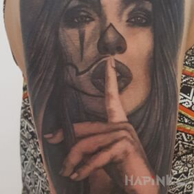 Tattoo Quiet on the upper arm motif: faces style: realistic