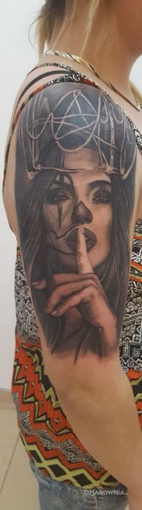 Tatuaż cichosza w motywie czarno-szare i stylu realistyczne na ramieniu