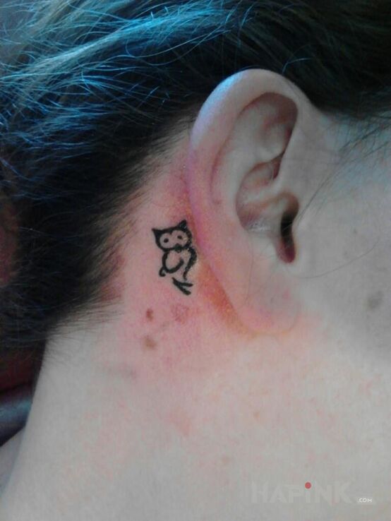 Tattoo Sowa in animals motif behind the ear