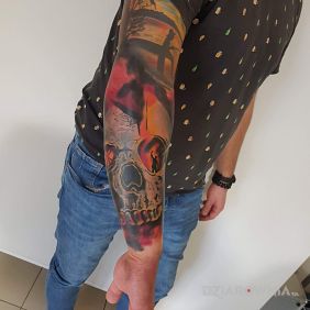 Tatuaż Symbol muzyki którą kocham, na tle czaszki ..(Trance). na przedramieniu motyw: kolorowe styl: realistyczne