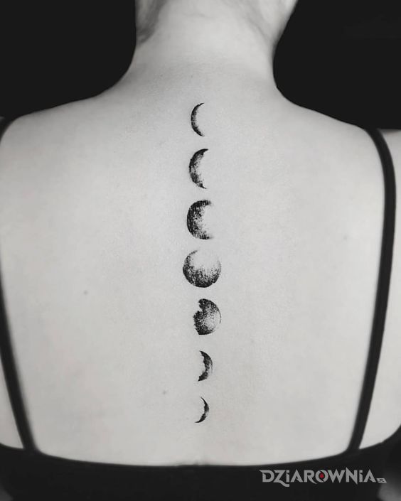 Tatuaż fazy księzyca w motywie kosmos i stylu graficzne / ilustracyjne na plecach