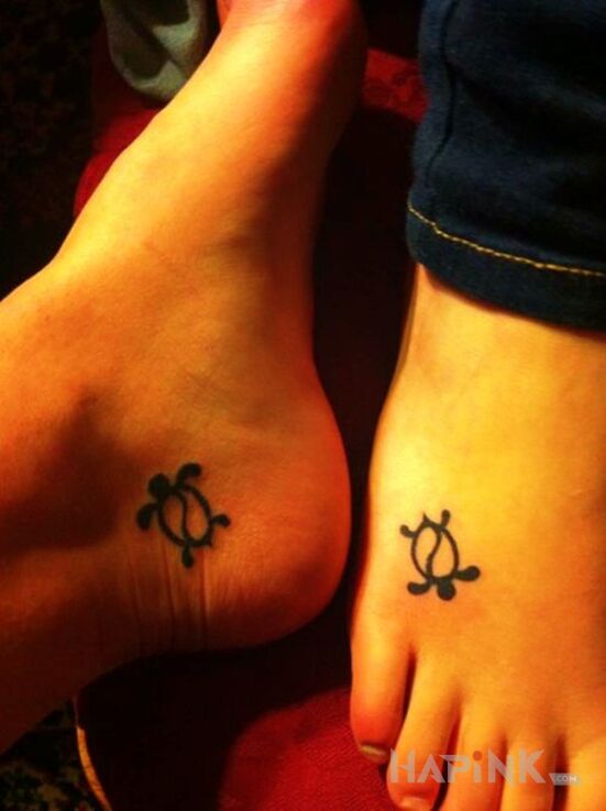 Tattoo Dwa żółwiki in Love motif and minimalistic style on the foot
