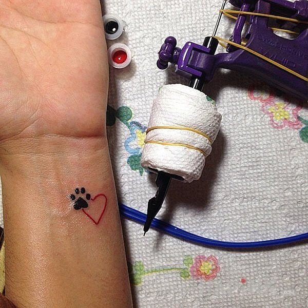 Tattoo Łapka i serce in other motif and minimalistic style on the wrist