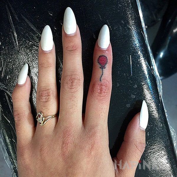 Tattoo Balonik in objects motif and minimalistic style on the fingers