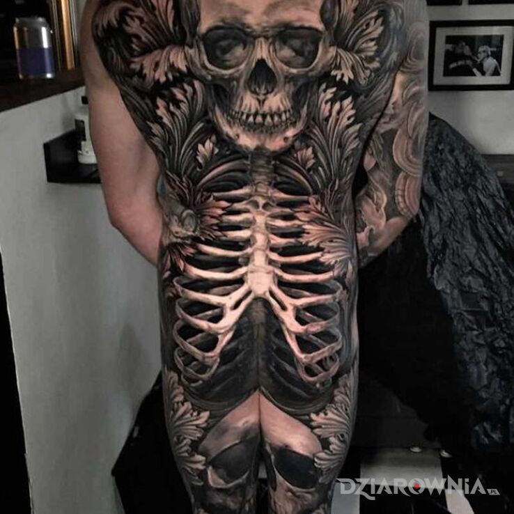 Tatuaż Great Skeleton w motywie czaszki i stylu realistyczne na łopatkach