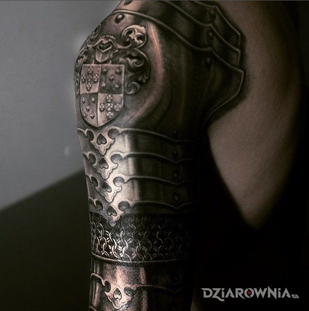 Tatuaż stylowa zbroja w motywie pozostałe na ramieniu