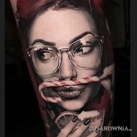 Tatuaż Laska z laską na łydce motyw: czarno-szare styl: realistyczne