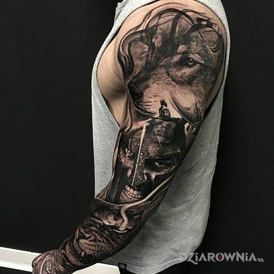 Tatuaż wilk i leonidas w motywie zwierzęta i stylu realistyczne na przedramieniu