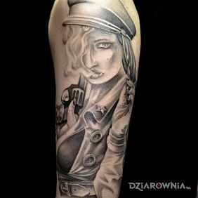 Tatuaż Kobieta z charakterkiem na ramieniu motyw: twarze styl: realistyczne