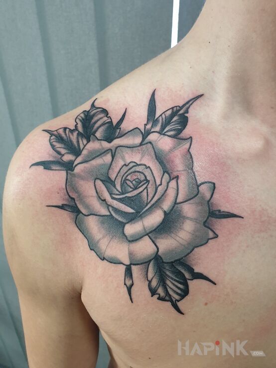Tattoo I kolejny in flowers motif and graphic / illustrative style on the collarbone