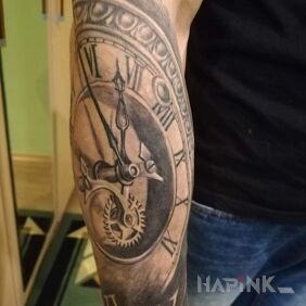 Tattoo Clock on the forearm motif: 3D style: realistic