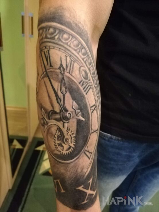 Tattoo Zegar in 3D motif and realistic style on the forearm