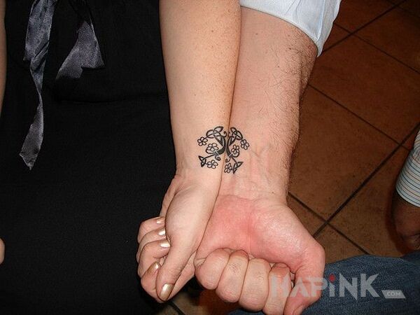Tattoo Zawiazane klucze in Love motif and minimalistic style on the wrist
