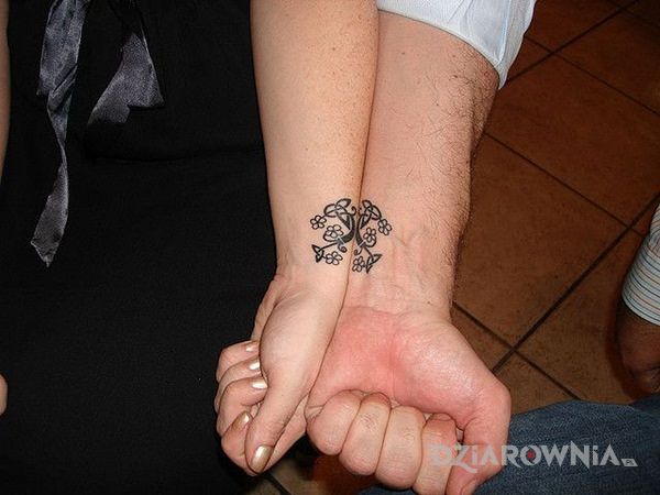 Tatuaż zawiazane klucze w motywie miłosne i stylu minimalistyczne na nadgarstku