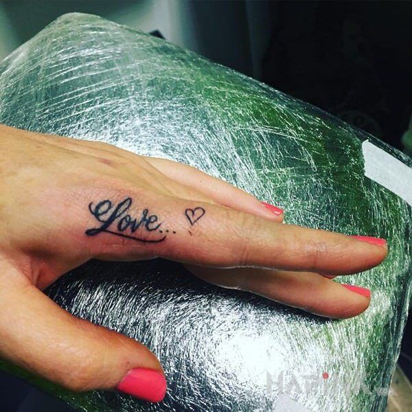 Tattoo Miłość... in lettering motif and minimalistic style on the fingers