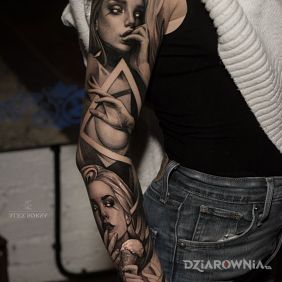 Tatuaż Kobiece portrety na ramieniu motyw: czarno-szare styl: realistyczne