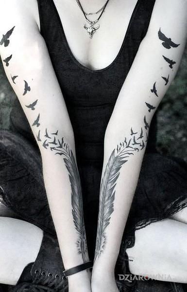 Tatuaż odloty w motywie zwierzęta i stylu graficzne / ilustracyjne na ramieniu