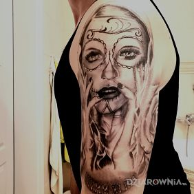 Tatuaż Santa Muerte na ramieniu motyw: santa muerte styl: realistyczne