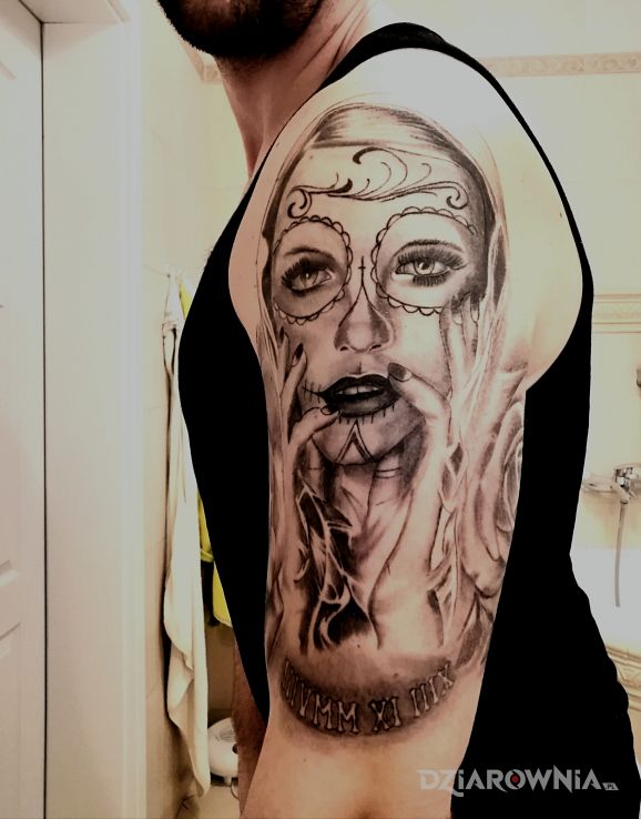 Tatuaż santa muerte w motywie santa muerte i stylu realistyczne na ramieniu