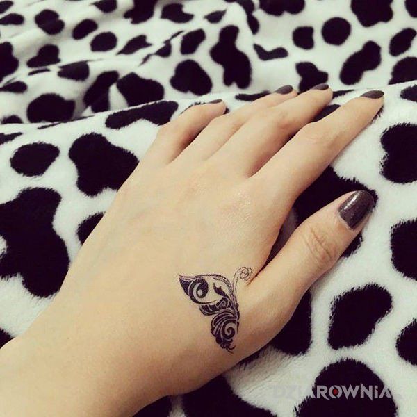 Tatuaż motylek w motywie motyle i stylu minimalistyczne na dłoni