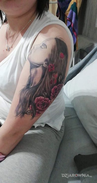 Tatuaż  kobiecy w motywie twarze i stylu realistyczne na ramieniu