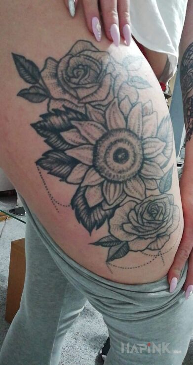 Tattoo Tatuaż kobiecy in black and gray motif and graphic / illustrative style on the leg
