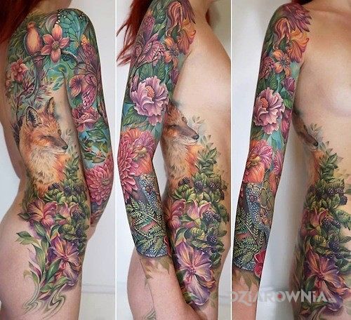 Tatuaż lis w towarzystwie pięknych kwiatów w motywie kwiaty na ramieniu
