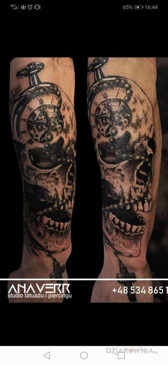 Tatuaż czaszka w motywie przedmioty i stylu realistyczne na przedramieniu