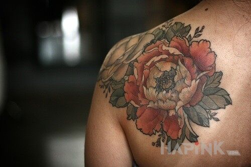 Tattoo Kwiatuszek in flowers motif on the shoulder blades