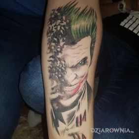 Tatuaż Joker na przedramieniu motyw: kolorowe styl: realistyczne