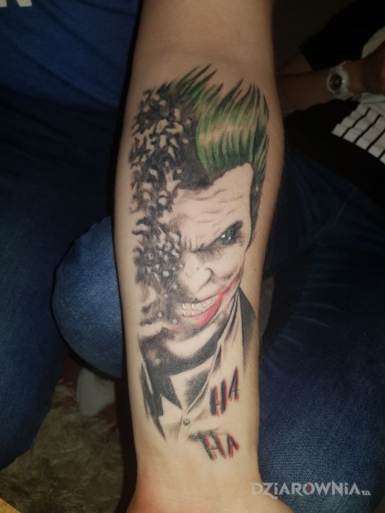 Tatuaż joker w motywie postacie i stylu realistyczne na przedramieniu