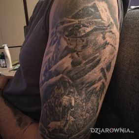 Tatuaż Ratownictwo górskie na ramieniu motyw: czarno-szare styl: realistyczne