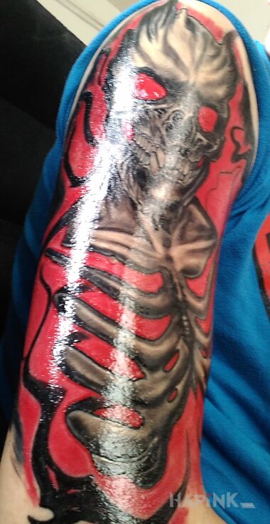 Tattoo Dopiero  po 1 sesji bedzie rekaw nastepna 17 maj in dark motif and graphic / illustrative style on the upper arm
