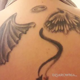 Tatuaż Skrzydła na plecach motyw: skrzydła styl: graficzne / ilustracyjne