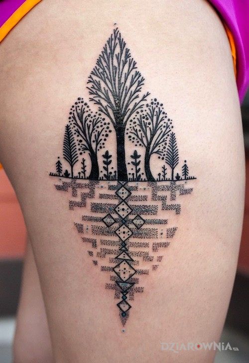 Tatuaż las w motywie pozostałe na nodze