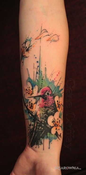 Tatuaż koliberek w motywie kwiaty na przedramieniu