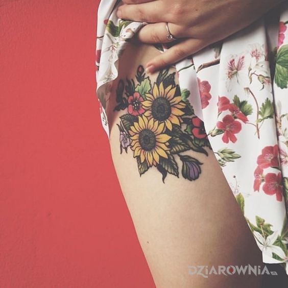 Tatuaż slonecnziki w motywie kwiaty i stylu graficzne / ilustracyjne na nodze