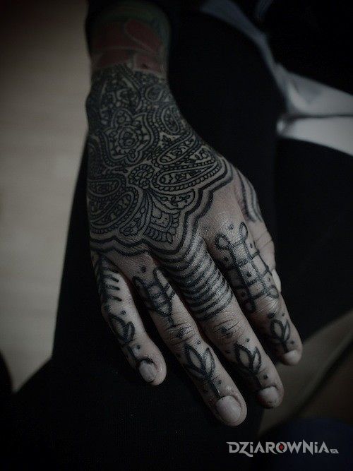 Tatuaż ciekawy wzór w motywie pozostałe na dłoni