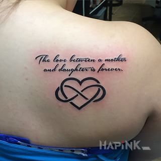 Tattoo Rodzicielstwo in lettering motif and calligraphy style on the shoulder blades