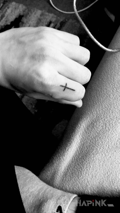 Tattoo Krzyż in religious motif and minimalistic style on the fingers