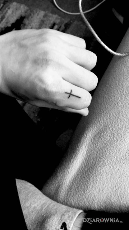 Tatuaż krzyż w motywie religijne i stylu minimalistyczne na palcach
