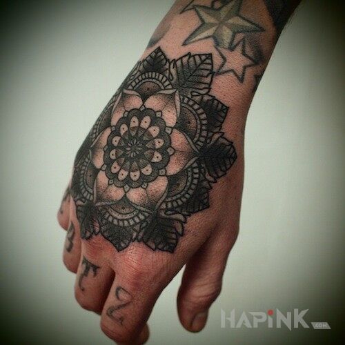 Tattoo Kwiat  in flowers motif on the hand