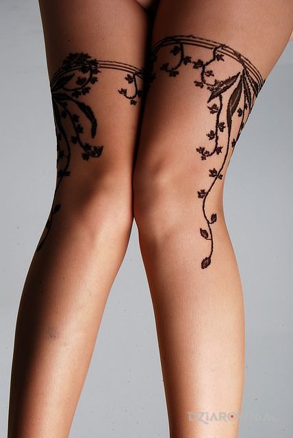 Tatuaż gałązki w motywie pozostałe i stylu graficzne / ilustracyjne na nodze