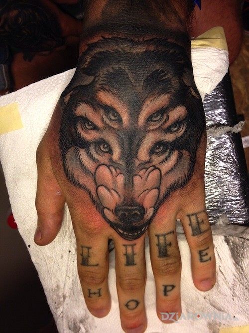Tatuaż wilk w motywie zwierzęta na dłoni