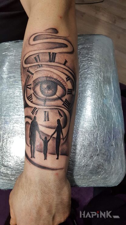 Tattoo Tatuaż rodzinny in black and gray motif and graphic / illustrative style on the forearm