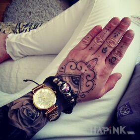 Tattoo Tatoo on the hand motif: black and gray