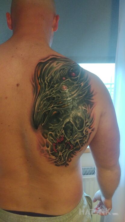 Tattoo Kruk i czacha in black and gray motif and graphic / illustrative style on the shoulder blades