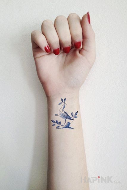 Tattoo Ptak na galazce in animals motif and graphic / illustrative style on the wrist